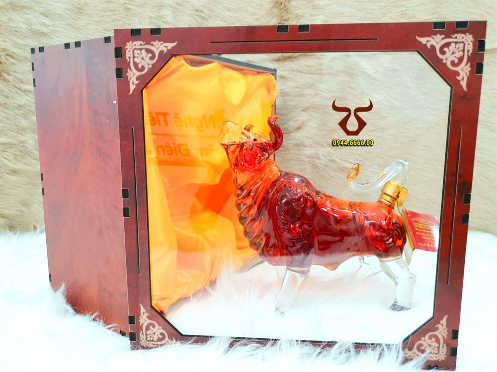 Rượu con Trâu Nga thủy tinh hộp gỗ