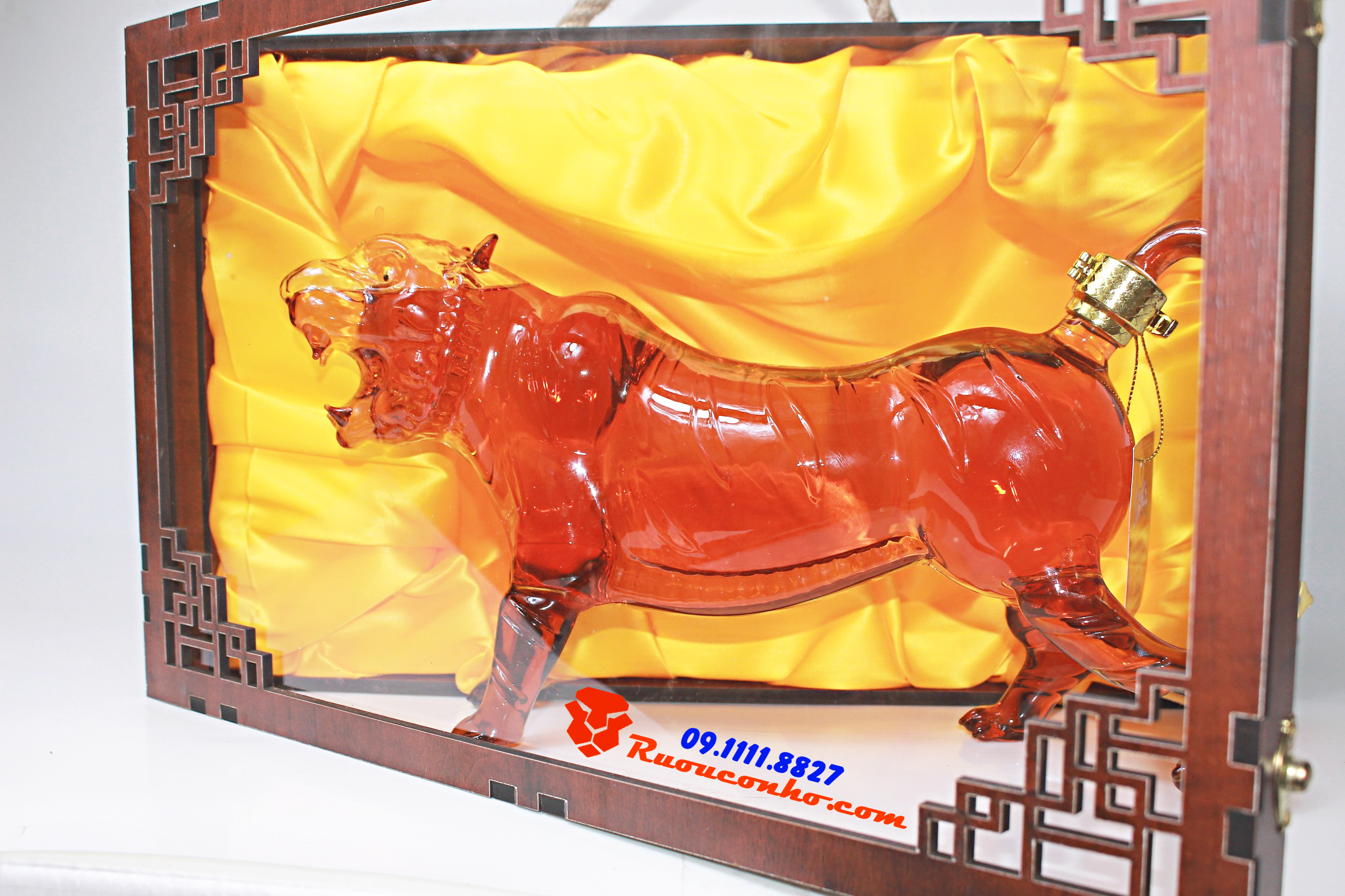 Rượu con hổ Thủy tinh Nga - Hộp Gỗ 2022